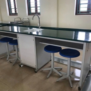 Bàn thí nghiệm học sinh môn Sinh học